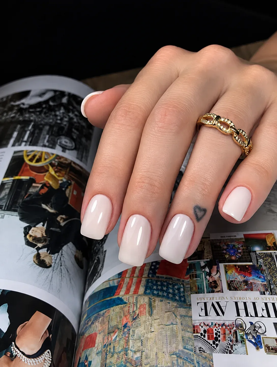 Unhas em esmalte rosa claro e anéis delicados